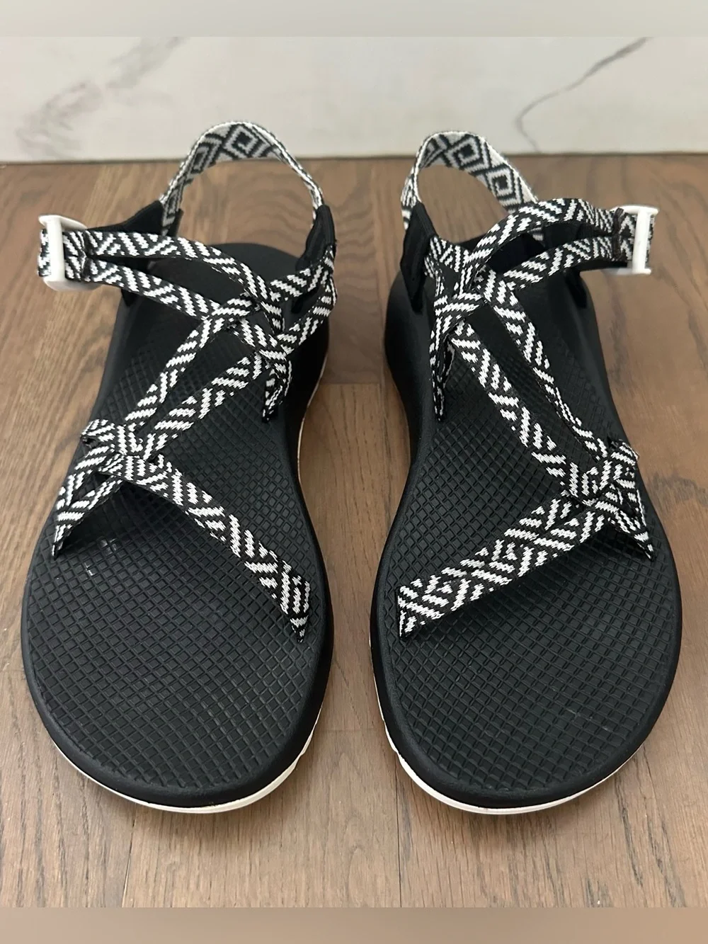 Chaco Women's ZX/1 Cloud Dual Adjustable Straps Cushioned Sandal Black, White 10